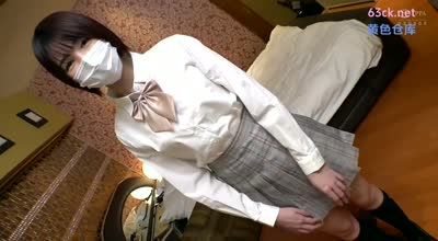 SIMM-845 公園界隈屈指のスレンダーボディを持つ美少女！無垢な顔してエグい声出すイキ狂いマ●コにセーラービキニ着せて生中アリの条例ガン無視SEX2回戦！【ゆい(18)