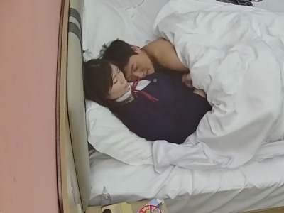 大学城民宿偷拍学生情侣・JK学妹被男友无套暴力操・最后射肚子上